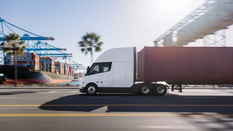 IL AFFICHE JUSQU’À 800 KM D’AUTONOMIE ET COÛTE PRÈS DE 300.000 DOLLARS AUX ETATS-UNIS: PRESQUE 10 ANS APRÈS SA PRÉSENTATION, TESLA VA ENFIN COMMERCIALISER SON CAMION 100% ÉLECTRIQUE EN EUROPE
