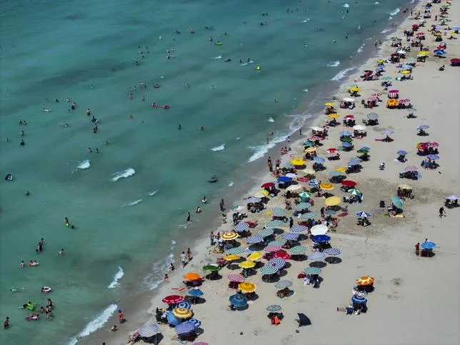 “LES PLAGES APPARTIENNENT AU PEUPLE !” : EN TURQUIE, LA GUERRE DES “SEZLONG” EST OUVERTE