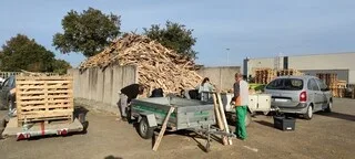 « DES PERSONNES REPARTENT AVEC DE GROS CHARGEMENTS » : CETTE ASSOCIATION PROPOSE GRATUITEMENT DU BOIS DE CHAUFFAGE