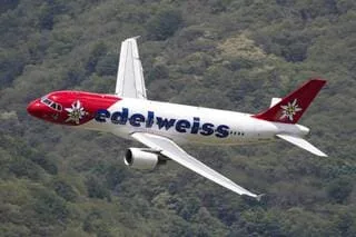 UN BÉBÉ VICTIME D’UN MALAISE DANS UN AVION : PROFONDÉMENT AFFECTÉ, L’ÉQUIPAGE ANNULE LE VOL SUIVANT