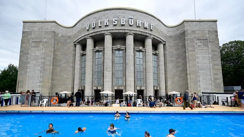 UN THÉÂTRE ALLEMAND ANNULE UN ÉVÉNEMENT EN NON-MIXITÉ, DÉNONÇANT UNE « CAMPAGNE DE HAINE RACISTE »