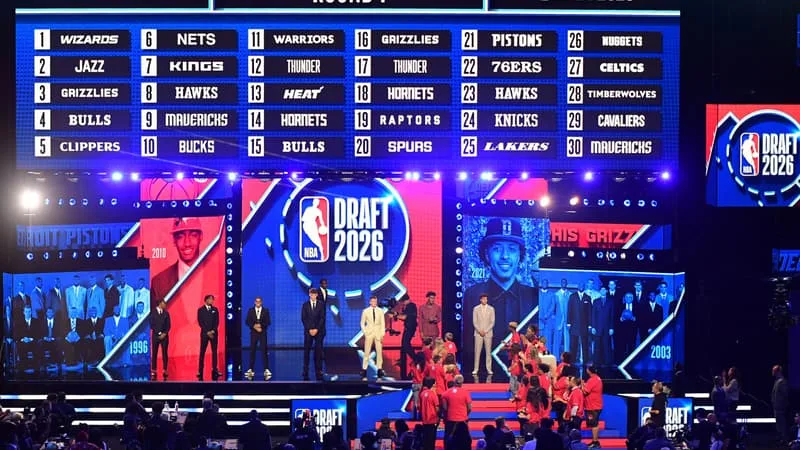 GAGNER PLUSIEURS MILLIONS DE DOLLARS OU 32 ANS DE MATCHS GRATUITS DE NBA: LE DIFFICILE DILEMME DU PROPRIÉTAIRE DE L’UNIQUE CARTE À L’EFFIGIE DE LA STAR DU BASKET COOPER FLAGG