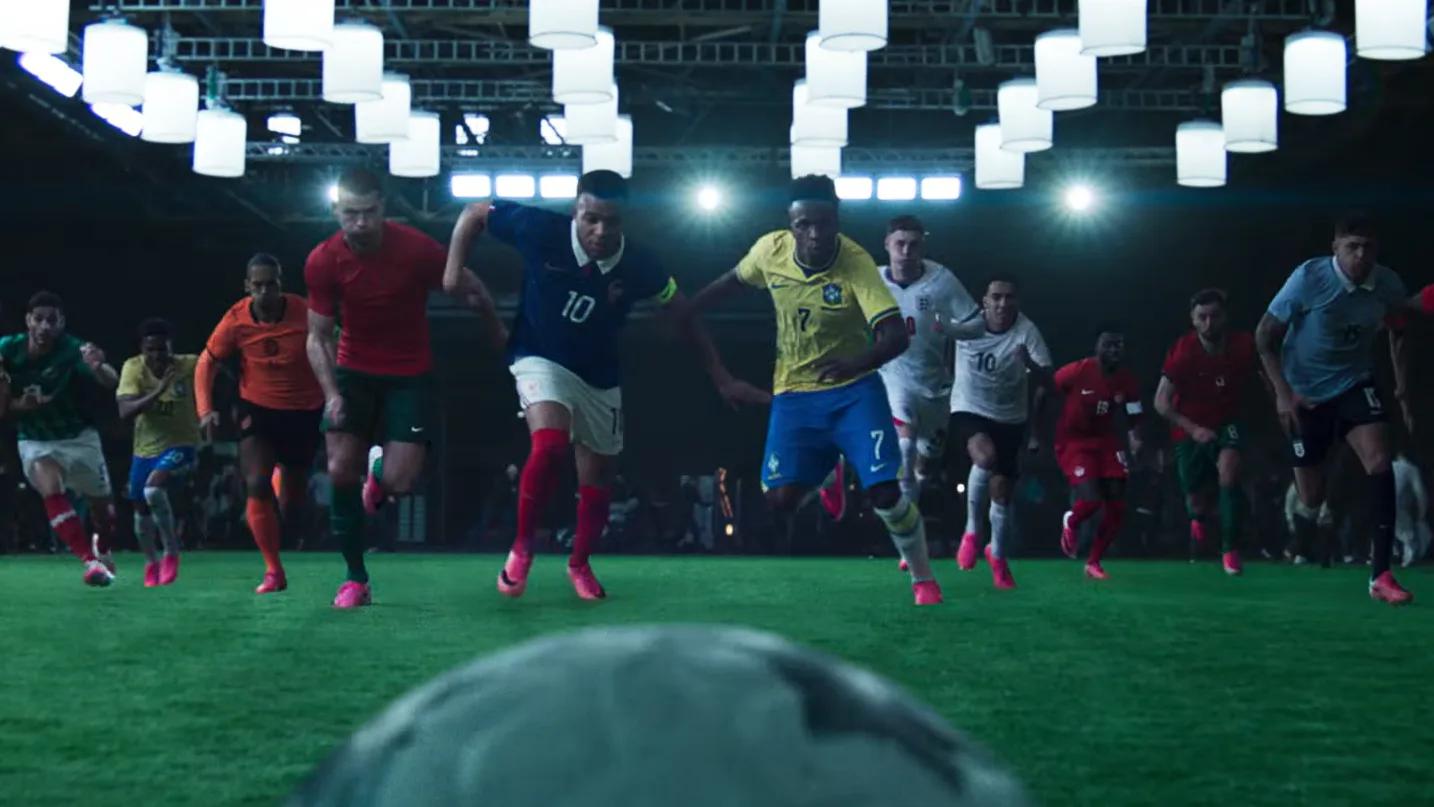 À UNE SEMAINE DE LA COUPE DU MONDE 2026, NIKE RÉPOND À ADIDAS AVEC UNE PLUIE DE STARS DANS UN SPOT PUBLICITAIRE