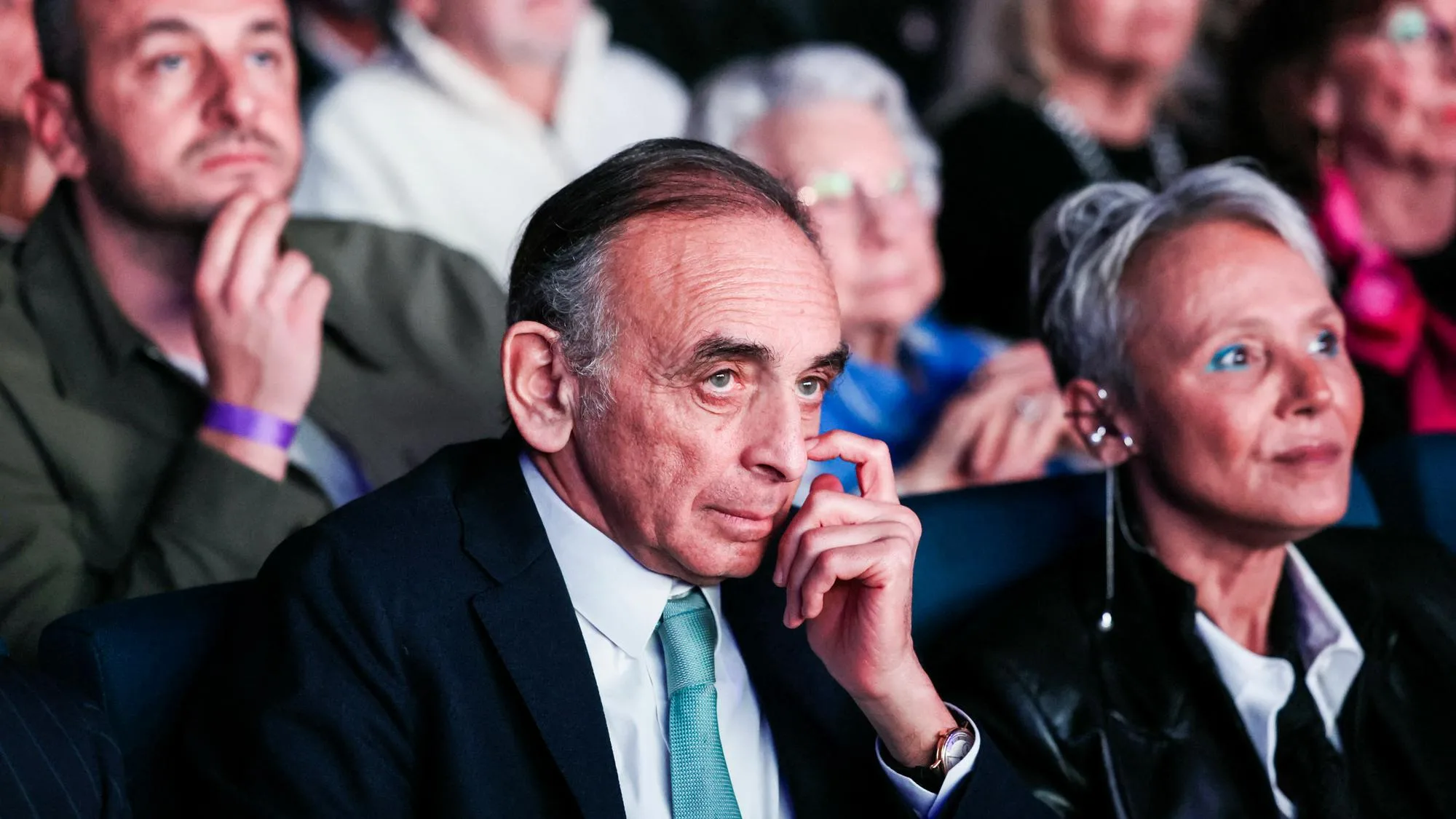 DEPUIS WASHINGTON, ZEMMOUR N’ÉPROUVE « AUCUNE HONTE » ET ASSUME SES « POINTS COMMUNS » AVEC LE MOUVEMENT MAGA DE TRUMP