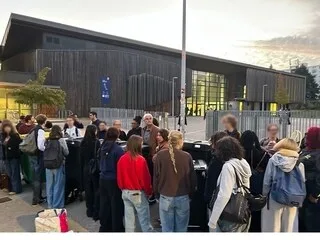 GRÈVE DU 6 OCTOBRE : DEVANT CE LYCÉE DU MANS, LES BLOQUEURS PRÊTS À TENIR « JUSQU’AUX VACANCES S’IL LE FAUT »