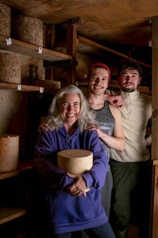 RENCONTRE. DANS LEUR FROMAGERIE EN BRETAGNE, CETTE AUSTRALIENNE ET SES DEUX FILS FABRIQUENT UN CHEDDAR BIEN PARTICULIER