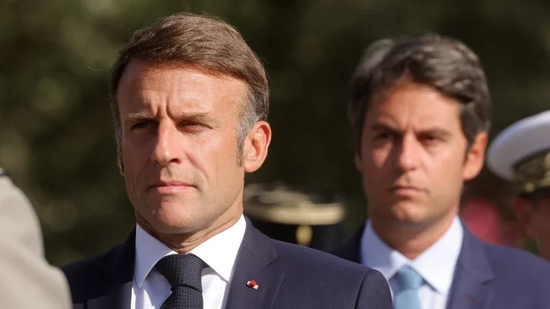 « PRIMAIRE DES DÉMOCRATES » VOULUE PAR GABRIEL ATTAL: EMMANUEL MACRON FAVORABLE À « L’UNITÉ DES MODÉRÉS »