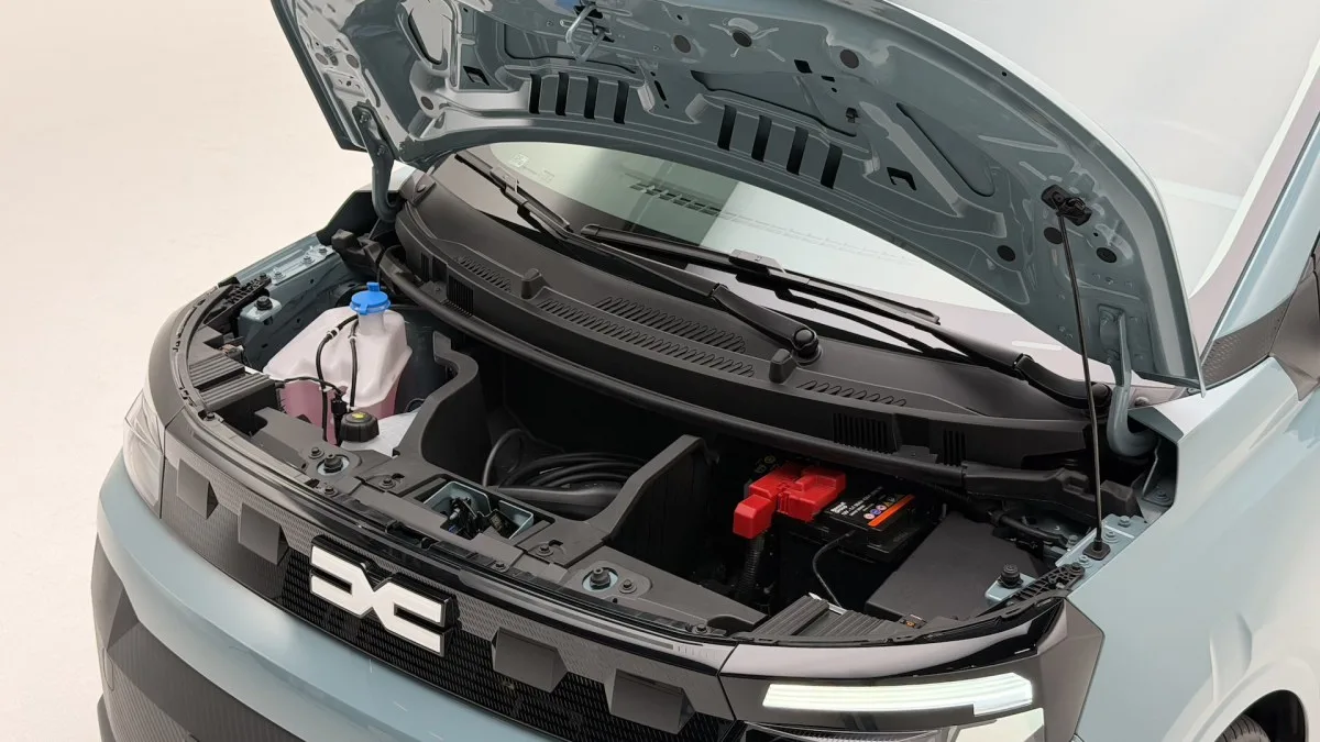 CE QUE LA TWINGO N’A PAS : LE COFFRE AVANT DE LA DACIA SPRING COÛTE 150 €