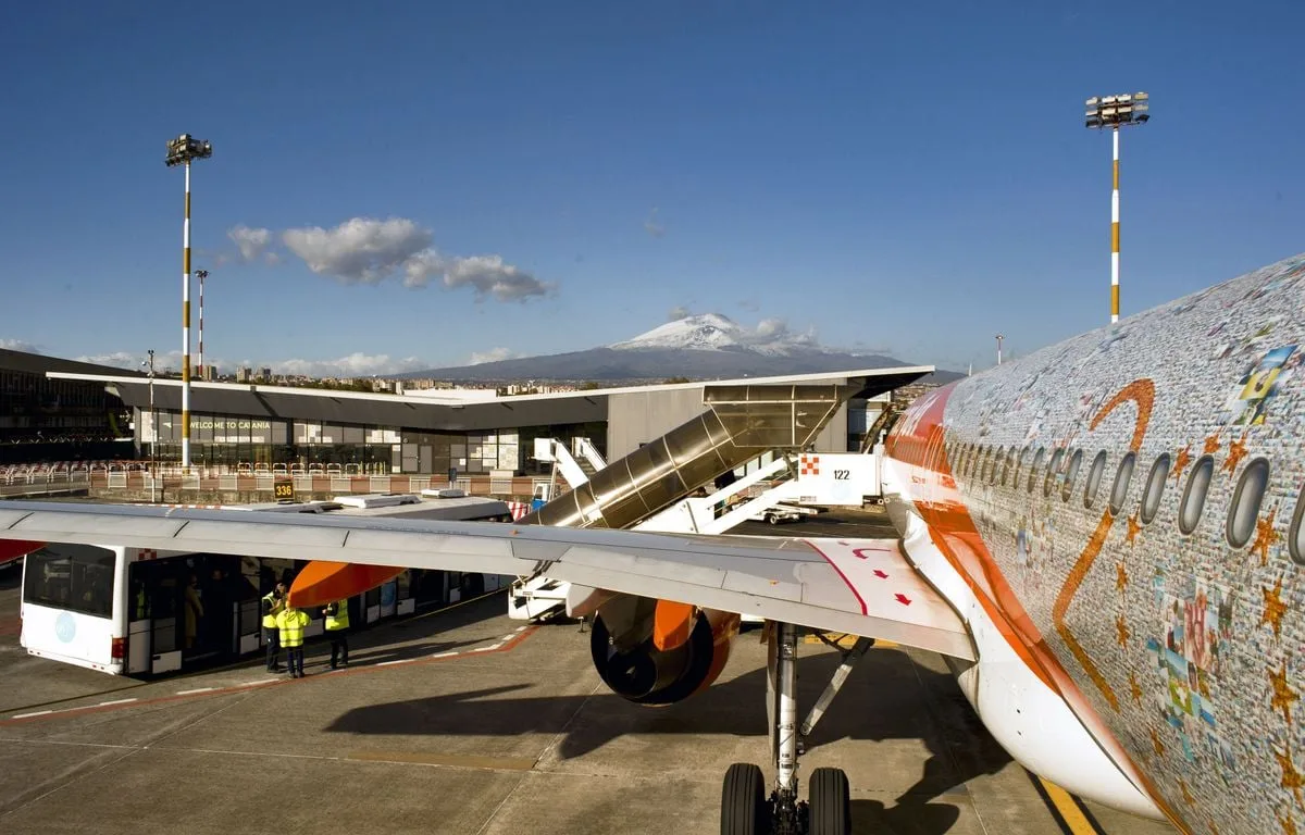 ITALIE : APRÈS UNE SEMAINE D’ÉRUPTION DE L’ETNA, L’AÉROPORT DE CATANE RÉOUVRE