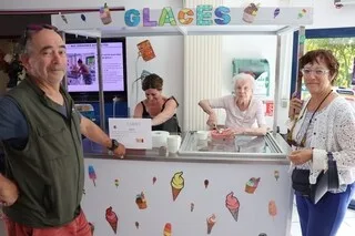 « QUEL PARFUM VOUS PRENDREZ ? » : DANS CETTE COMMUNE BRETONNE, CE SONT LES RÉSIDENTS DE L’EHPAD QUI VENDENT DES GLACES