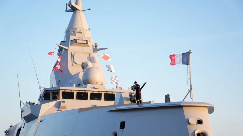 ATHÈNES ACCÉLÈRE LA MODERNISATION DE SA MARINE FACE AUX TENSIONS RÉGIONALES: NAVAL GROUP LIVRE UNE DEUXIÈME FRÉGATE À LA GRÈCE, AVANT UNE TROISIÈME ATTENDUE D’ICI FIN 2026
