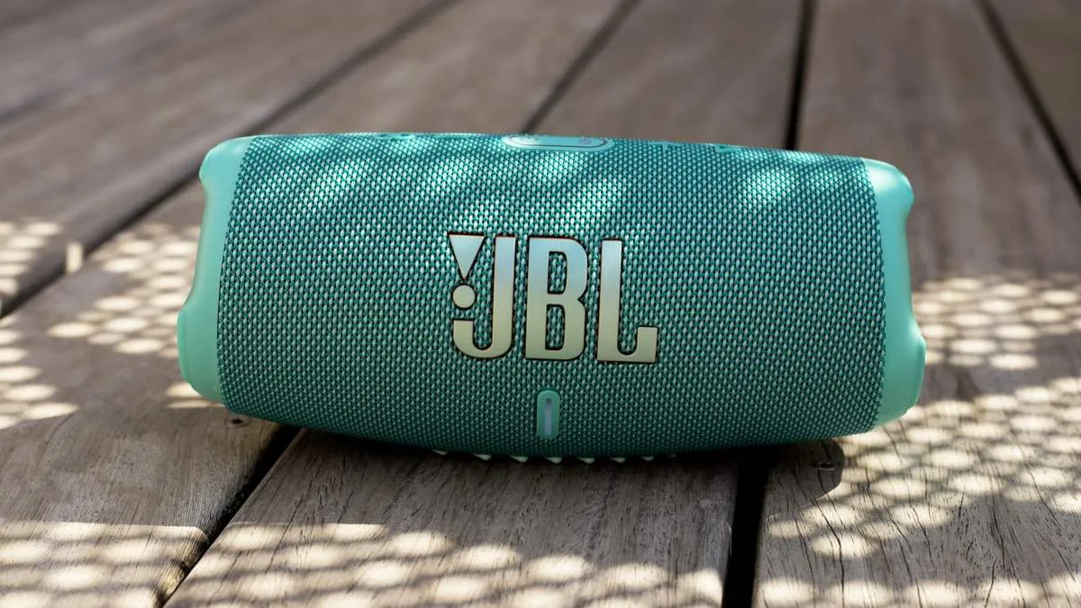 SOLIDE ET PUISSANTE, LA JBL CHARGE 5 RESTE UNE ENCEINTE BLUETOOTH QUE L’ON RECOMMANDE, SURTOUT QUAND ELLE EST À MOITIÉ PRIX