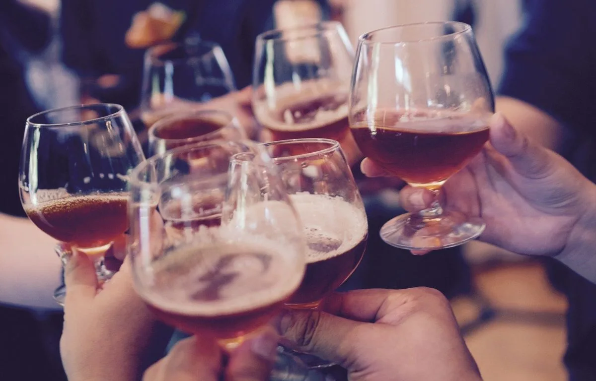 OKTOBERFEST : DES CLIENTS IVRES S’ENDORMENT APRÈS AVOIR VOMI DANS LA DOUCHE, L’HÔTEL SUBIT 200.000 EUROS DE DÉGÂTS