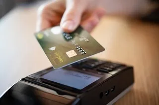 VOUS PENSIEZ QUE VOTRE CARTE BANCAIRE PÉRIMÉE ÉTAIT AUTOMATIQUEMENT BLOQUÉE ? CE N’EST PAS TOUJOURS LE CAS