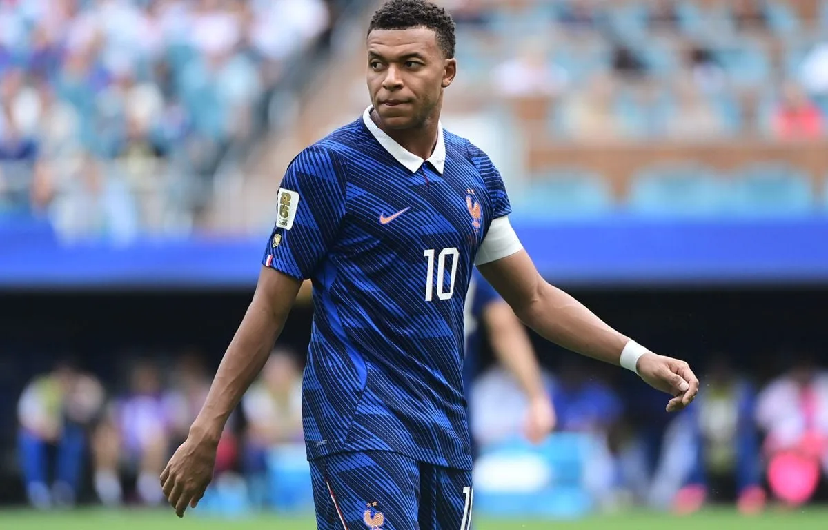 EQUIPE DE FRANCE : « VU LE PAYS DANS LEQUEL JE JOUE »… MBAPPÉ NE PENSE PAS POUVOIR FAIRE DE VIEUX OS CHEZ LES BLEUS