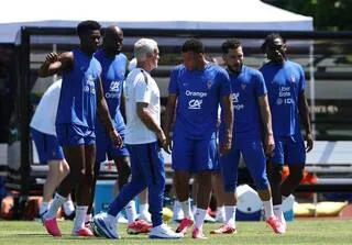COUPE DU MONDE. L’AVION DE L’ÉQUIPE DE FRANCE RETARDÉ EN RAISON DE CONTRÔLES