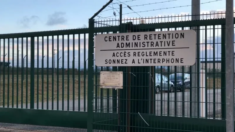 EMMENÉE SANS POUVOIR « DIRE AU REVOIR À SES ENFANTS »: UNE MÈRE DE FAMILLE VISÉE PAR UNE OQTF PLACÉE EN CENTRE DE RÉTENTION