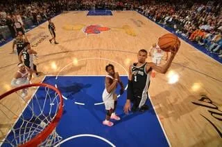 NBA. VICTOR WEMBANYAMA RELANCE LA FINALE : LES SPURS GAGNENT À NEW YORK ET RÉDUISENT L’ÉCART FACE AUX KNICKS