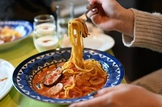 DANS CES RESTAURANTS, REPARTIR AVEC SON ASSIETTE N’EST PAS CONSIDÉRÉ COMME DU VOL… MAIS COMME UNE TRADITION