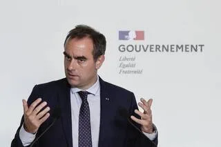 CARBURANTS : MALGRÉ LA BAISSE DU PRIX DU GAZOLE, LES AIDES SERONT VERSÉES « COMME CONVENU », ASSURE SÉBASTIEN LECORNU