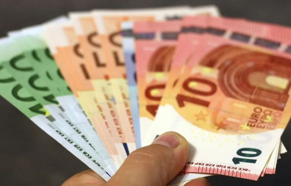 ESPAGNE : ELLE DOIT REMBOURSER 1.615 EUROS D’ALLOCATIONS CHÔMAGE APRÈS LA DÉCOUVERTE DE 600.000 EUROS SUR SES COMPTES