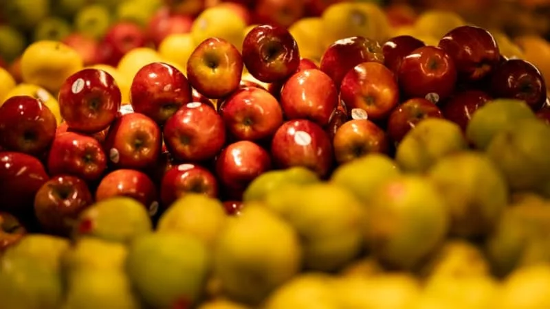 POUR SOUTENIR LES AGRICULTEURS FACE À LA SÉCHERESSE, LES DISTRIBUTEURS VONT FAIRE PREUVE DE TOLÉRANCE SUR LES CALIBRES ET ASPECTS DES FRUITS ET LÉGUMES ET DONNER LA PRIORITÉ AU MADE IN FRANCE