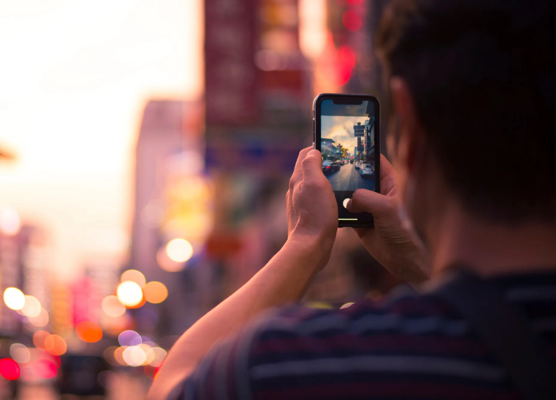 CETTE APP CAMÉRA D’ADOBE A D’ABORD VOULU IMITER LE RÉFLEX AVANT DE LE TUER À COUPS D’IA