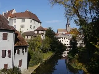 AVEC SON CHÂTEAU AU BORD DE L’EAU, CETTE PETITE CITÉ MÉDIÉVALE VA SÉDUIRE LES AMOUREUX DU PATRIMOINE