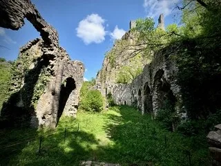 COMMENT LES RUINES VERTIGINEUSES DE CE VILLAGE FRANÇAIS RACONTENT LA CHUTE D’UNE CITÉ AUTREFOIS PUISSANTE