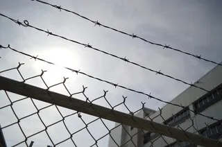 DEUX JEUNES DE 17 ET 18 ANS INTERPELLÉS APRÈS AVOIR LANCÉ DES HAMBURGERS DANS LA COUR DE LA PRISON DE VALENCE
