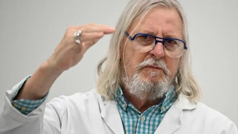 « PROFESSEUR RAOULT VS. LE GANG DES CERISES » SUR HBO REVIENT SUR LA CONTROVERSE AUTOUR DE L’HYDROCHLOROQUINE PENDANT LA CRISE DU COVID