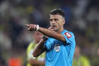 FRANCE – ITALIE. ESPAGNOL, CONNU DU PSG, SCANDALES ET « GÉNÉREUX » : QUI EST JÉSUS MANZANO, L’ARBITRE DU MATCH ?