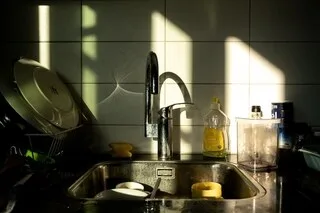 CETTE ASTUCE SIMPLE AVEC UN VERRE ET UNE FEUILLE DE PAPIER PEUT VOUS ÉVITER UNE MAUVAISE SURPRISE AU RETOUR DE VACANCES
