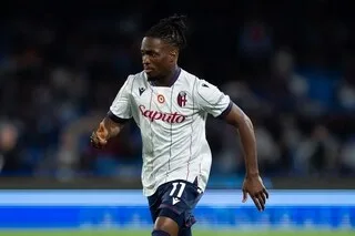 VIDÉO. JONATHAN ROWE, EX-JOUEUR DE L’OM, DISJONCTE LORS D’UN MATCH AMICAL AVEC BOLOGNE ET SE FAIT EXPULSER