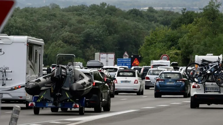 POUR LE DERNIER WEEK-END AVANT LA RENTRÉE, UN VENDREDI CLASSÉ ROUGE ET UN WEEK-END SOUS HAUTE TENSION SUR LES ROUTES