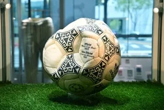 DIEGO MARADONA. LE BALLON DU BUT DE « LA MAIN DE DIEU » MARQUÉ LORS DU MONDIAL 1986 VENDU PLUS DE 2,8 MILLIONS D’EUROS