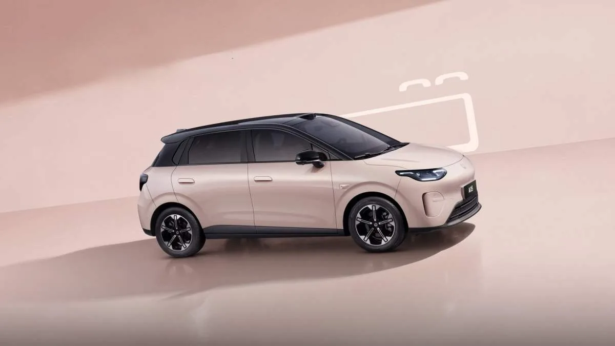 LEAPMOTOR B03 : L’ARME DE STELLANTIS POUR DÉFIER LA RENAULT 5 ARRIVE EN EUROPE
