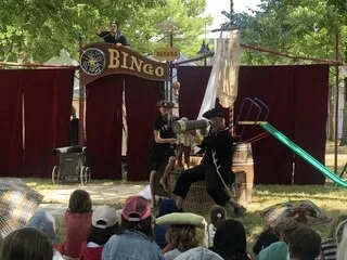 GUINGUETTE, CABARET ET THÉÂTRE LOUFOQUE : LE FESTIVAL INCONTOURNABLE DE L’ÉTÉ REVIENT À ALENÇON POUR 4 € MAXIMUM