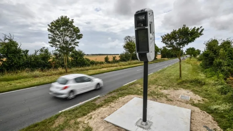 UN PETIT JOUEUR FACE « AU « CHAMPION FRANÇAIS » QUI S’ACTIVE EN MOYENNE À 465 REPRISES: UN RADAR BELGE FLASHE DES AUTOMOBILISTES 300 FOIS PAR JOUR ET RAPPORTE 8 MILLIONS D’EUROS PAR AN À L’ÉTAT