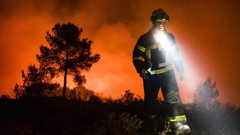 INCENDIES : DES POMPIERS ENTRE ÉMOTION ET AGACEMENT FACE AU COMBAT INCESSANT ET AU MANQUE DE MOYENS