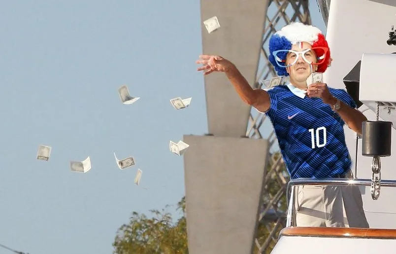 FRANCE – SÉNÉGAL : « J’AI LÂCHÉ 2.500 EUROS »… LES FANS DES BLEUS ONT FAIT PÉTER LE LIVRET A POUR VENIR AU MONDIAL
