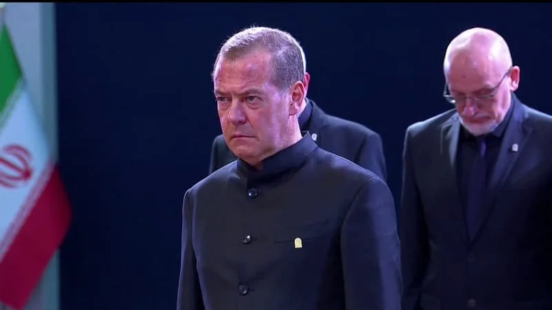 DMITRI MEDVEDEV, « ÉMISSAIRE DU PRÉSIDENT RUSSE », SE RECUEILLE DEVANT LA DÉPOUILLE D’ALI KHAMENEI À TÉHÉRAN