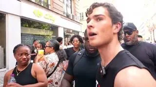 À PARIS, L’INFLUENCEUR MASCULINISTE CLAVICULAR, ULTRAPOPULAIRE AUX ÉTATS-UNIS, A PRIS UNE DOUCHE FROIDE D’HUMILITÉ