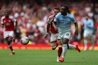 PREMIER LEAGUE. SORTI SUR BLESSURE FACE À ARSENAL, JÉRÉMY DOKU VA MANQUER LE DÉBUT DE SAISON AVEC MANCHESTER CITY