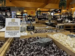 PRÈS DU MONT-SAINT-MICHEL, CETTE CONFISERIE PRODUIT SES PROPRES CARAMELS ET CHOCOLATS