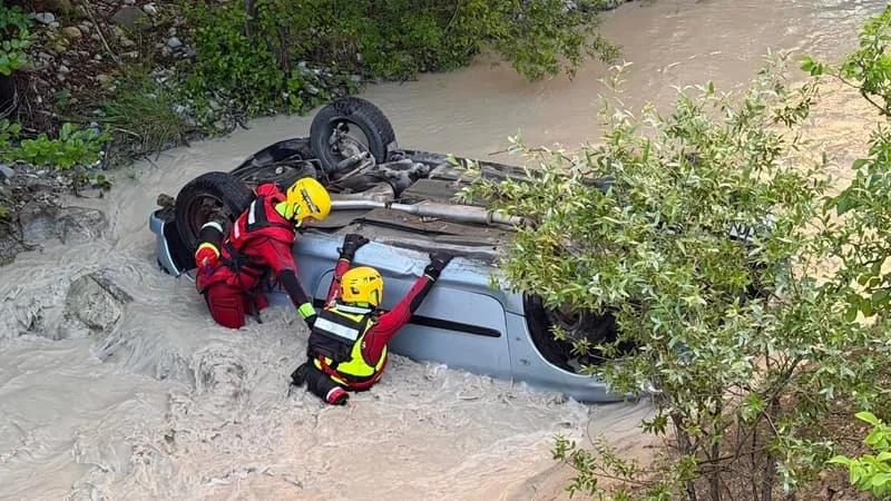 UN VÉHICULE FINIT RENVERSÉ DANS UN COURS D’EAU APRÈS UN ACCIDENT DANS LES ALPES-DE-HAUTE-PROVENCE