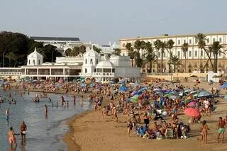 DANS CETTE VILLE, VOUS RISQUEZ JUSQU’À 750 € D’AMENDE SI VOUS JOUEZ AU BALLON SUR LA PLAGE