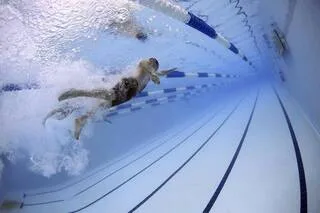 À NEUILLY-SUR-SEINE, UN JUSTIFICATIF EST DÉSORMAIS OBLIGATOIRE POUR ACCÉDER À LA PISCINE MUNICIPALE PENDANT L’ÉTÉ