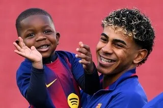 FRANCE – ESPAGNE. À 3 ANS SEULEMENT, LE PETIT FRÈRE DE YAMAL EST DEVENU LUI AUSSI UN PHÉNOMÈNE DE LA COUPE DU MONDE !