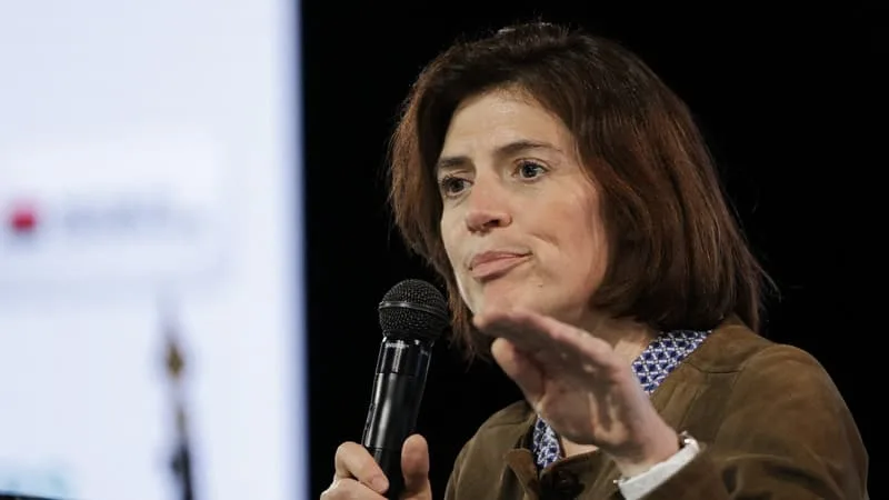 « LA MARQUE SFR VA EFFECTIVEMENT DISPARAÎTRE »: 20 MILLIONS DE CLIENTS VONT DEVOIR MIGRER APRÈS LE RACHAT DE L’OPÉRATEUR MAIS LA PATRONNE D’ORANGE ASSURE QUE LE PRIX ET LE CONTRAT « NE VONT PAS CHANGER »